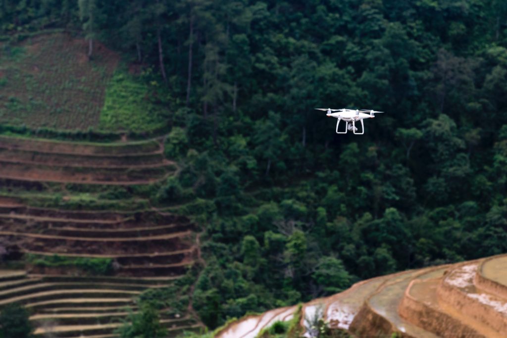 Drone qui survole une rizière