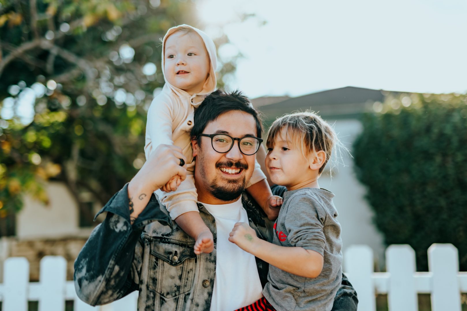 famille-père-et-ses-deux-enfants